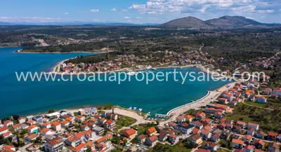 Zemljište, Šibenik, uz cestu i mogućnost građevinske dozvole
