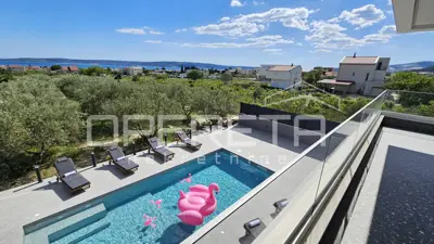 House for sale in Kaštel Stari, 250 m²