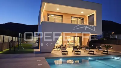 Kaštel Stari-Luksuzna obiteljska vila s bazenom, maslinikom, sportskim sadržaje - 11