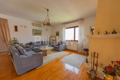 Čiovo, Okrug G. , obiteljska kuća s 4 apartmana, prodaja - 6