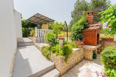 Čiovo, Okrug G. , obiteljska kuća s 4 apartmana, prodaja - 3