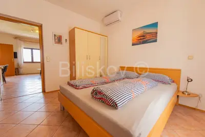 Čiovo, Okrug G. , obiteljska kuća s 4 apartmana, prodaja - 19