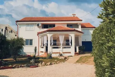 Kuća na Viru, 4 stana i uređeno dvorište