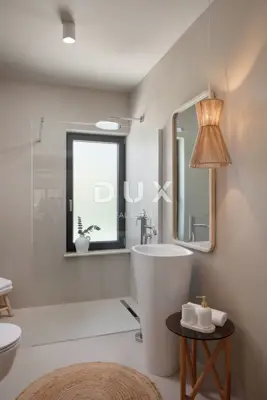 Villa 270 m², Tinjan - Meerblick und beheizter Pool - 12