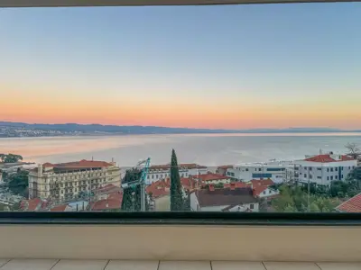 OPATIJA, ZENTRUM - exklusives Penthouse mit Blick, Pool und Garage