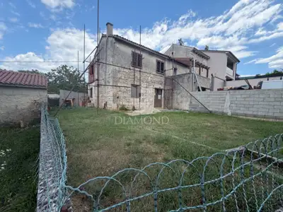 Stone house 94 m², Barban - yard for renovation - 2