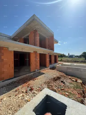 Prodaja duplex kuće s bazenom u širem dijelu grada Pule!
