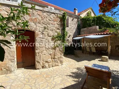 House on the island of Hvar, pool and Dalmatian courtyard - 2