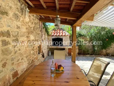 House on the island of Hvar, pool and Dalmatian courtyard - 5