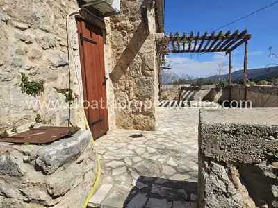 House on the island of Hvar, pool and Dalmatian courtyard - 4