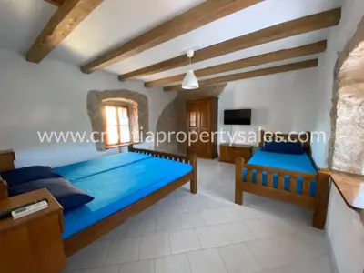 House on the island of Hvar, pool and Dalmatian courtyard - 8