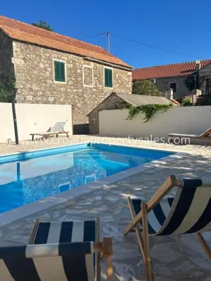 House on the island of Hvar, pool and Dalmatian courtyard - 13