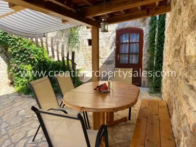 House on the island of Hvar, pool and Dalmatian courtyard - 6