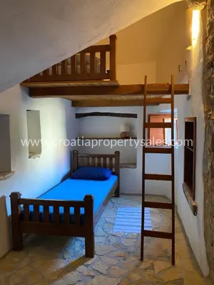 House on the island of Hvar, pool and Dalmatian courtyard - 12