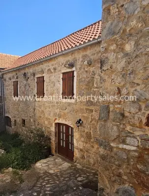 House on the island of Hvar, pool and Dalmatian courtyard - 3