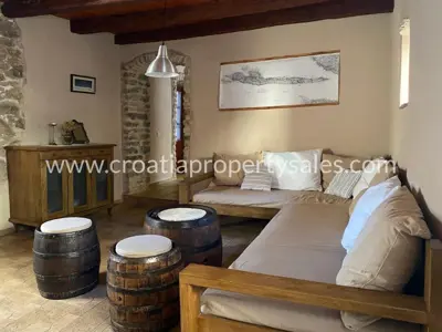 House on the island of Hvar, pool and Dalmatian courtyard - 11