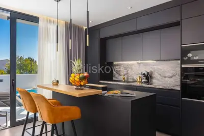 Doppelhaushälfte 230 m², Kaštel Kambelovac, 100 m von der Strand entfernt - 3