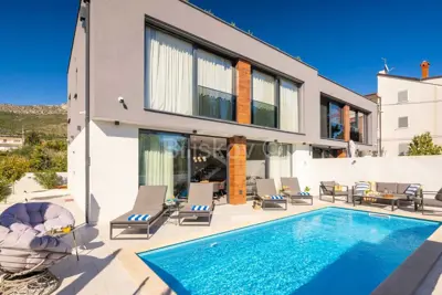 Dvojna kuća 230 m², Kaštel Kambelovac, 100 m od plaže