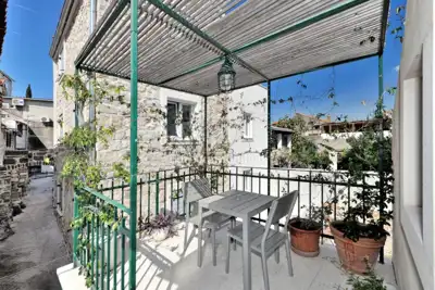 Renovirana samostojeća kamena kuća s dvije jednice - 13