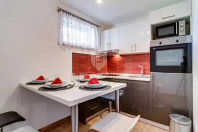 Apartmenthaus 450 m², Busoler Pula - Pool und Parkplatz - 5