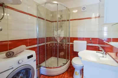 Apartmenthaus 450 m², Busoler Pula - Pool und Parkplatz - 13