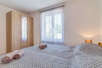Apartmenthaus 450 m², Busoler Pula - Pool und Parkplatz - 10
