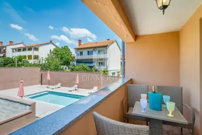 Apartmenthaus 450 m², Busoler Pula - Pool und Parkplatz - 2