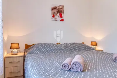 Apartmenthaus 450 m², Busoler Pula - Pool und Parkplatz - 11