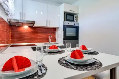 Apartmenthaus 450 m², Busoler Pula - Pool und Parkplatz - 8