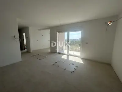 Šibenik, Vodice, zadnji kat, 93 m² privatne krovne terase, pogled na m
