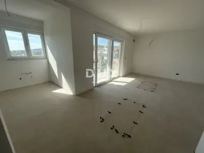 Šibenik, Vodice, zadnji kat, 93 m² privatne krovne terase, pogled na m - 2