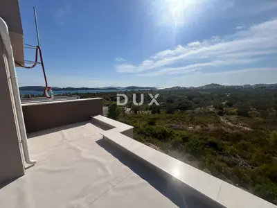Šibenik, Vodice, zadnji kat, 93 m² privatne krovne terase, pogled na m - 11