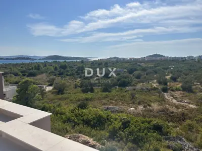 Šibenik, Vodice, zadnji kat, 93 m² privatne krovne terase, pogled na m - 12