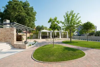 Apartment 49 m², Peroj - shared pool and garden area