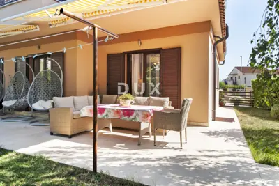 Kuća 375 m², Rovinj - pogled na more i 3 stambene jedinice - 2
