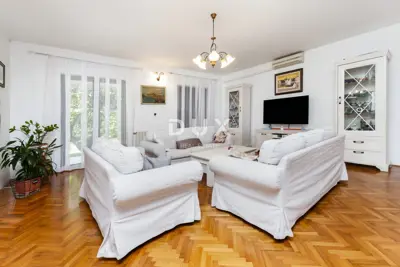 Kuća 375 m², Rovinj - pogled na more i 3 stambene jedinice - 7