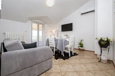Kuća 375 m², Rovinj - pogled na more i 3 stambene jedinice - 17