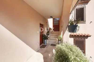 Kuća 375 m², Rovinj - pogled na more i 3 stambene jedinice - 5