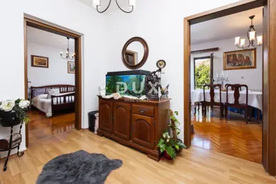Kuća 375 m², Rovinj - pogled na more i 3 stambene jedinice - 8