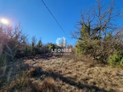 Građevinsko zemljište 1 051 m², Grožnjan - mirna lokacija
