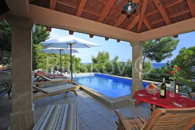 Kamena kuća, Vela Luka, 1. red uz more i bazen
