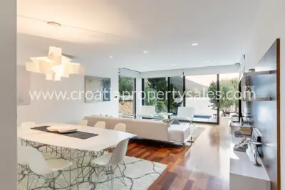 Vila 270 m², otok Korčula - prvi red do mora - 18