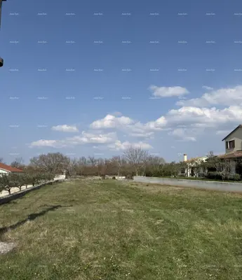 Građevinsko zemljište 796 m², Kanfanar, uz cestu i dobar pristup