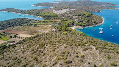 Pakleni otoci, Eigentum mit einem alten Haus, 49ha