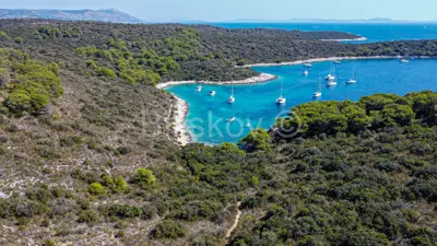 Pakleni otoci, Eigentum mit einem alten Haus, 49ha - 3