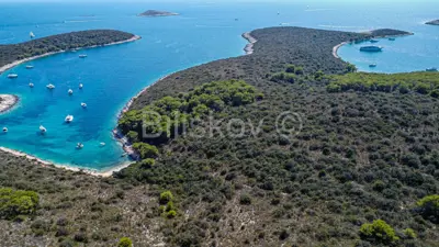 Pakleni otoci, Eigentum mit einem alten Haus, 49ha - 5