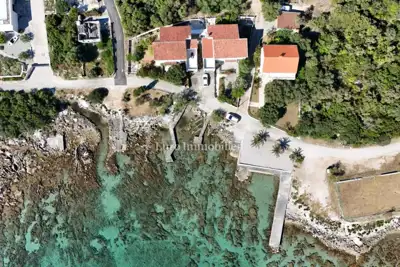 Kuća na Pelješcu, uz plažu i mirna slijepa ulica