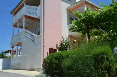 Haus in Valbandon, Fažana, gepflegter Garten und Parkplatz