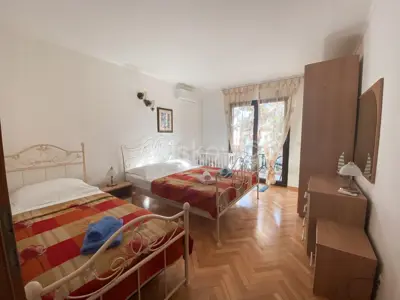 House 260 m², Supetar on Brač, 6 apartments and garage - 9