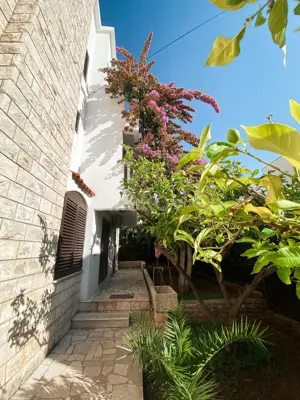 House 260 m², Supetar on Brač, 6 apartments and garage - 2